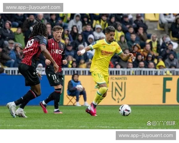 南特客场半场1比3落后 防守端难以抵挡摩纳哥冲击 南特客场半场1比3落后 防守端难以抵挡摩纳哥冲击